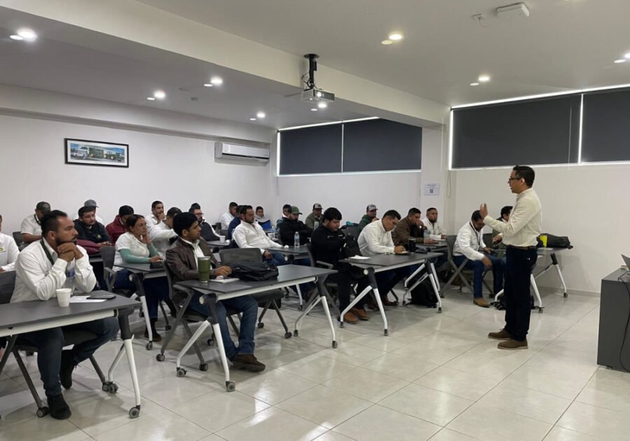 Olmo Axayacatl en capacitación 1